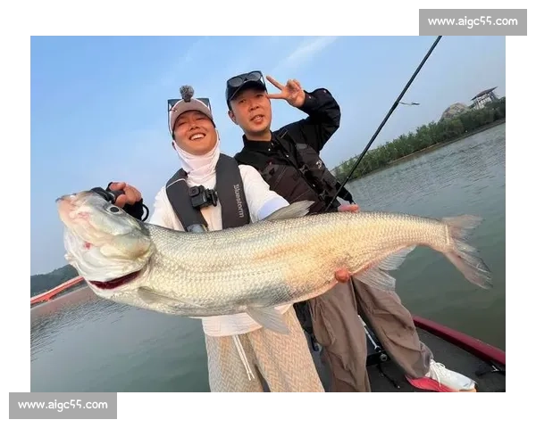 钓鱼高手激烈比拼谁能捕获最大鱼精彩比赛全程实录